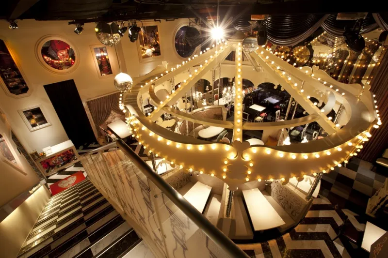 تناول غداءك في بلاد العجائب