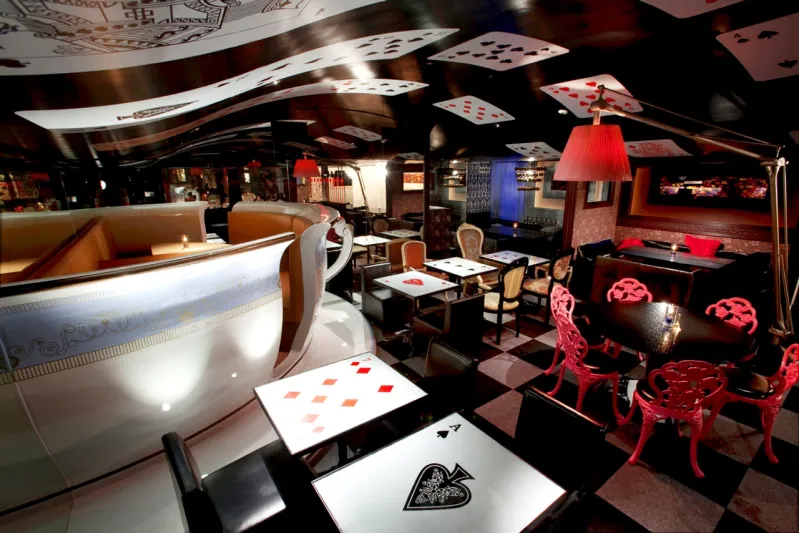 تناول غداءك في بلاد العجائب