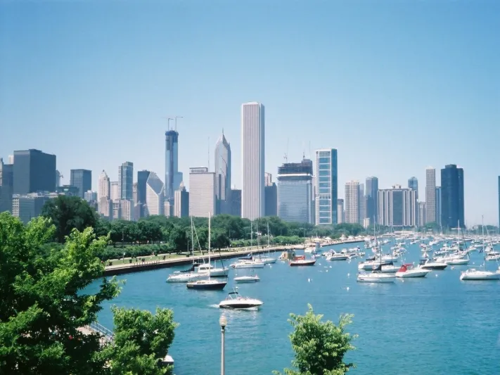 بحيرات تتمتع بجمال ساحر أكبر بحيرات العالم