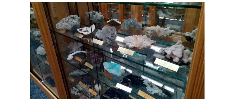 مكتبة ميرسر كاونتي للصخور النادرة 