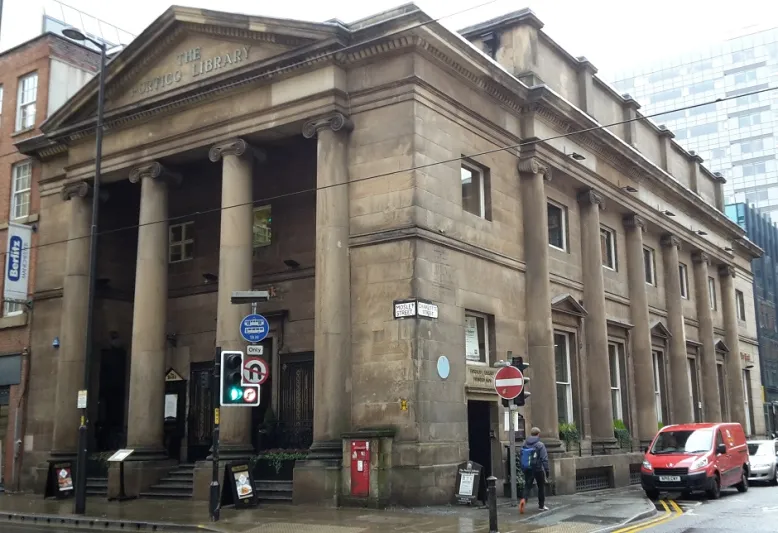 مكتبة الرواق في مانشستر عراقة وتاريخ