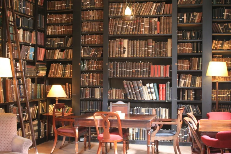 مكتبة الرواق في مانشستر عراقة وتاريخ