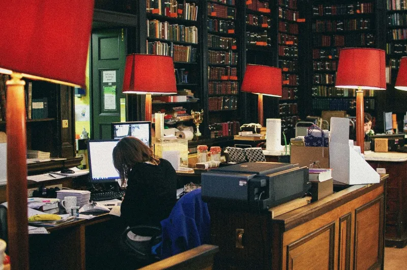 مكتبة الرواق في مانشستر عراقة وتاريخ