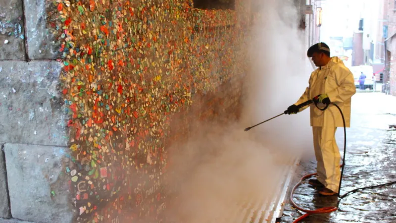 حائط  العلكة أكثر حائط مثير للإشمئزاز في العالم 