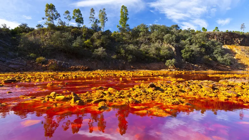 نهر ريو تينتو صبغة حمراء كالدم