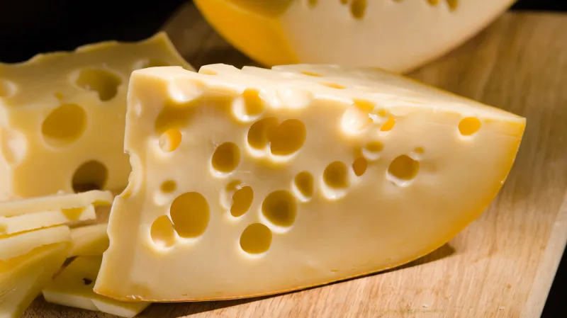 ما سرّ ثقوب الأجبان السويسرية