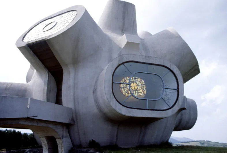 مبنى ماكيدونيوم تحفة غريبة الأطوار