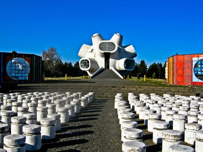 مبنى ماكيدونيوم تحفة غريبة الأطوار