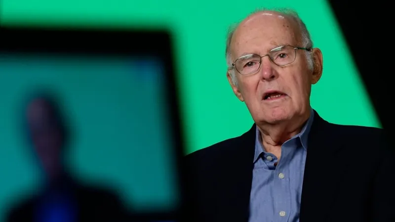 جوردون مور من مؤسسي شركة Intel 