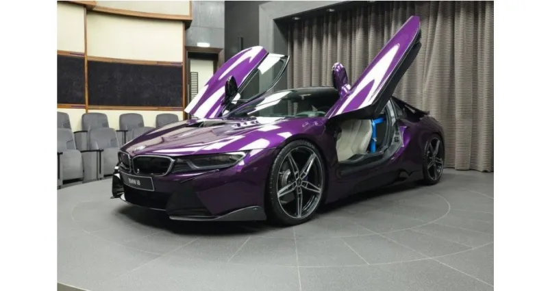 بالصور نسخة خاصة أرجوانية اللون من سيارة بي إم دبليو I8 في أبوظبي