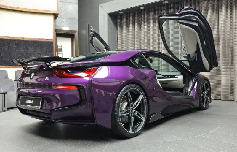 بالصور نسخة خاصة أرجوانية اللون من سيارة بي إم دبليو I8 في أبوظبي