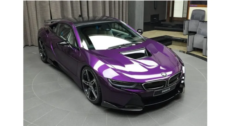 بالصور نسخة خاصة أرجوانية اللون من سيارة بي إم دبليو I8 في أبوظبي