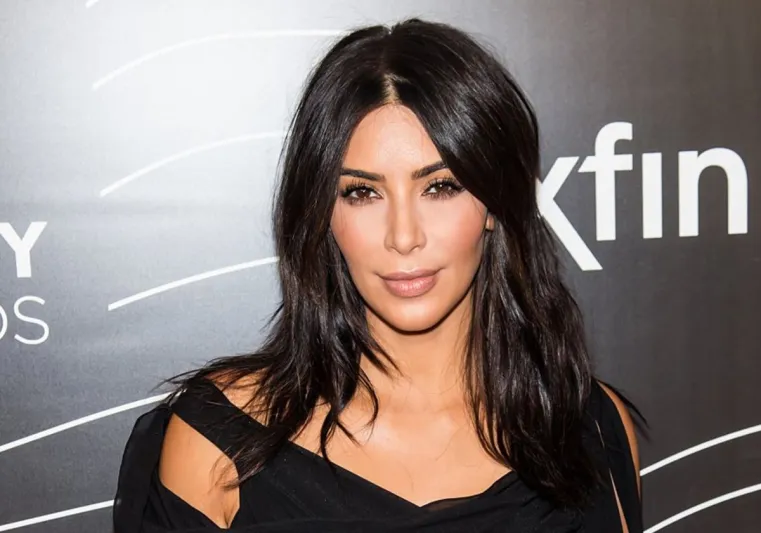 كيم كارداشيان تتعرض للسرقة تحت تهديد السلاح في باريس