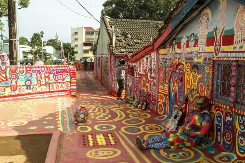 قرية قوس قزح لوحة من الألوان المبهجة