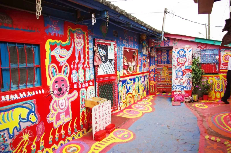 قرية قوس قزح لوحة من الألوان المبهجة