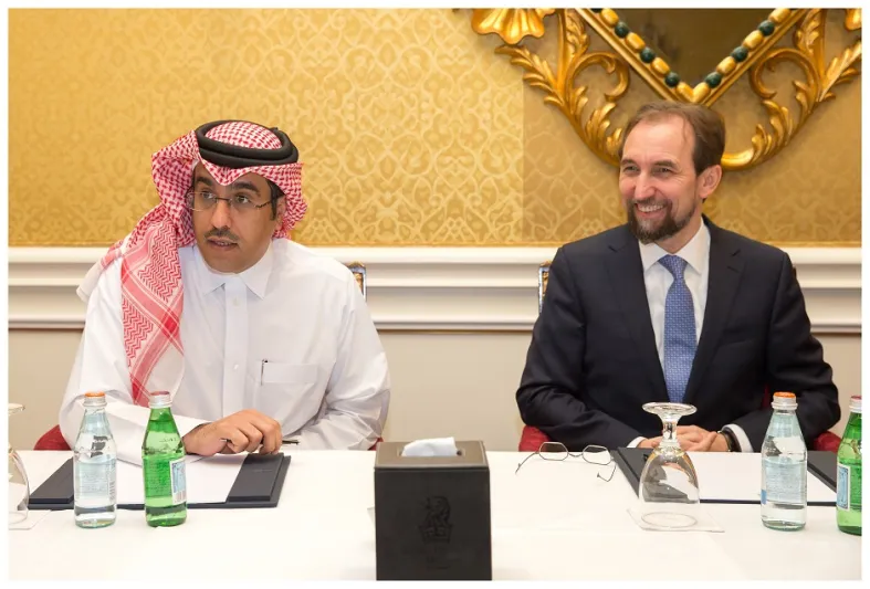 علي بن صميخ المري امارس هوايتي في الطائرة