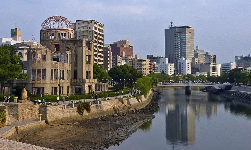 وقوف على أطلال السلام عند قبة جينباكو في هيروشيما