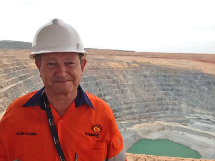  نجيب ساويرس لـ"الرجل" سأشتري جزيرة للاجئين 