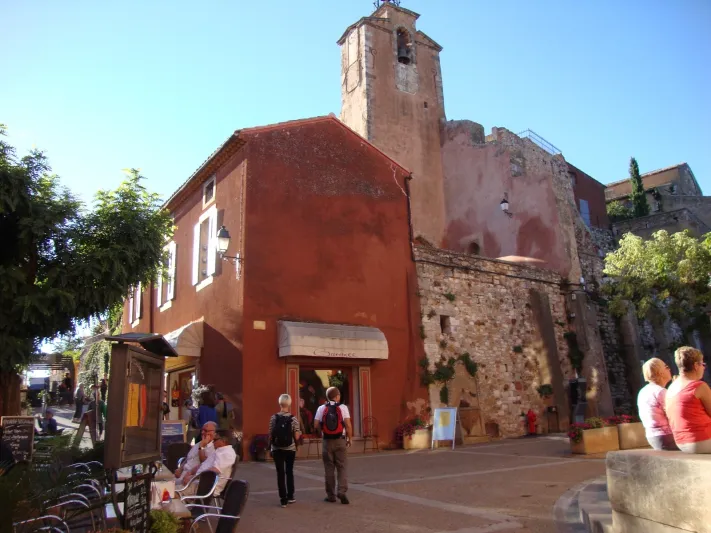 روسيلون بلدة المنحدرات الحمراء التي لا توصف