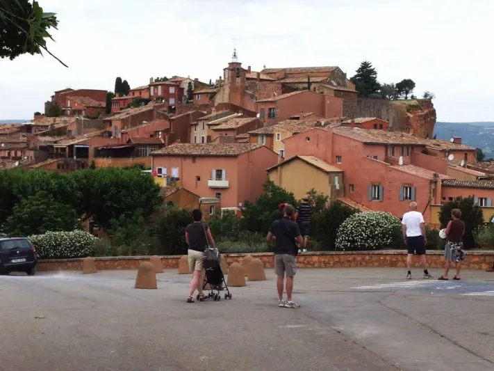 روسيلون بلدة المنحدرات الحمراء التي لا توصف