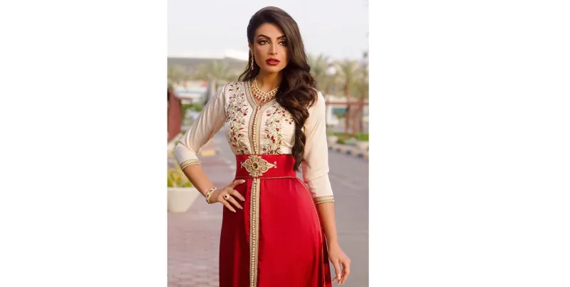 رفيعة الهاجسي تعرّف على أول عارضة أزياء إماراتية عالمية