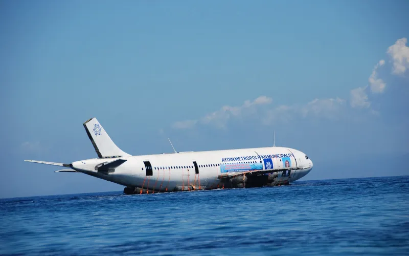 طائرة وسط البحر فزعٌ لن يطول كثيراً