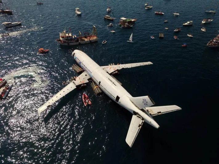 طائرة وسط البحر فزعٌ لن يطول كثيراً