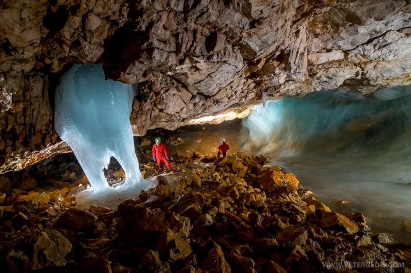 كهف ايفاسيك ظلمة يضيئها الجليد