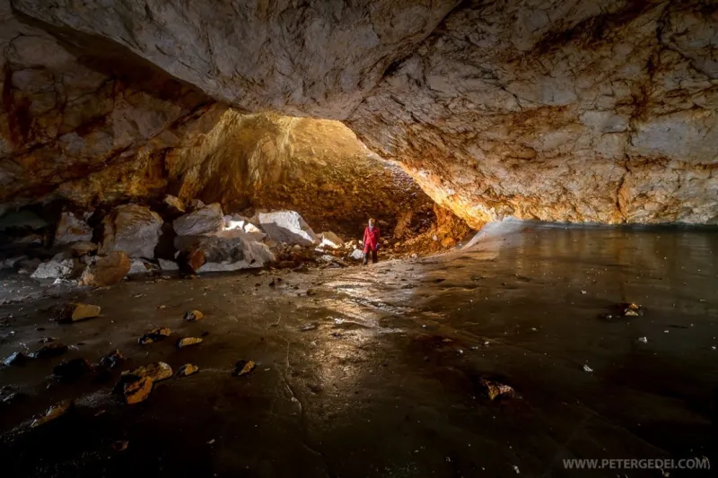 كهف ايفاسيك ظلمة يضيئها الجليد