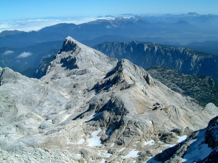 كهف ايفاسيك ظلمة يضيئها الجليد