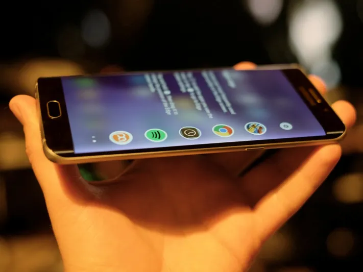 غلاكسي إس 7 إيدج اشتعال هاتف من طراز آخر لسامسونغ