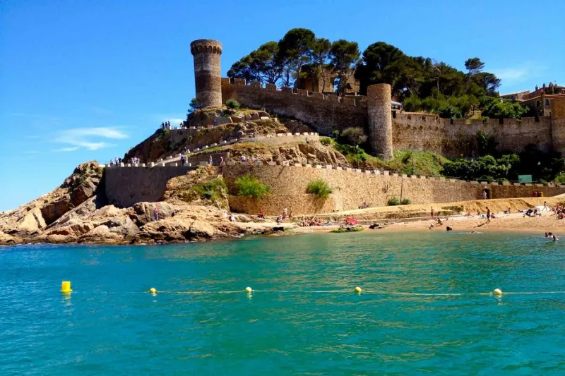 كوستا برافا ممرك الجميل إلى برشلونة 