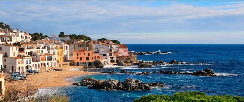 كوستا برافا ممرك الجميل إلى برشلونة 