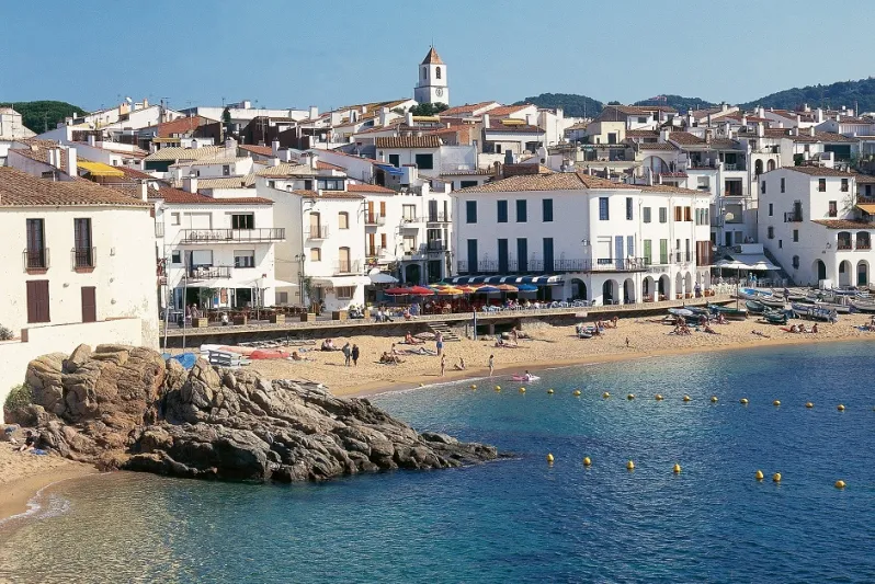 كوستا برافا ممرك الجميل إلى برشلونة 