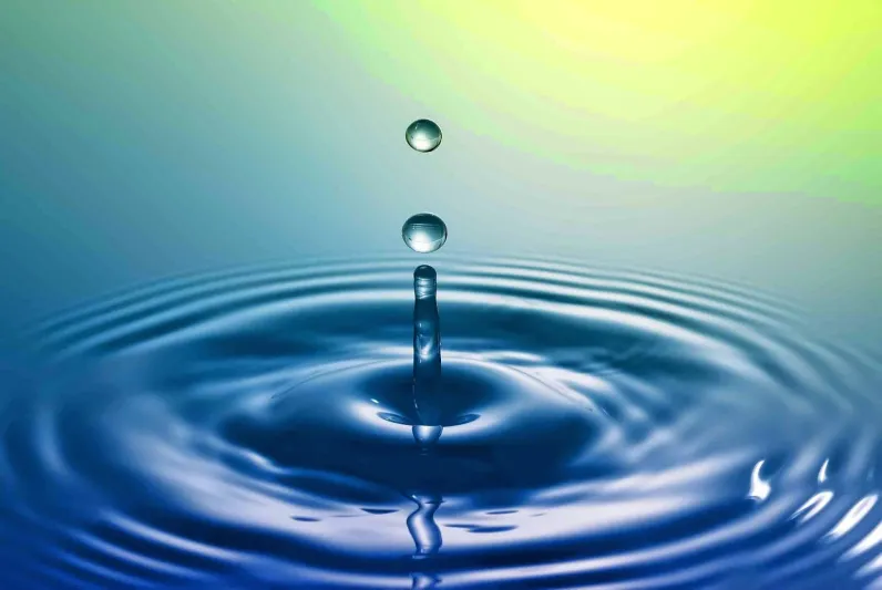 لماذا لا يحترق الماء على الرغم من أنه يتكون من عنصرين يساعدان على الاشتعال