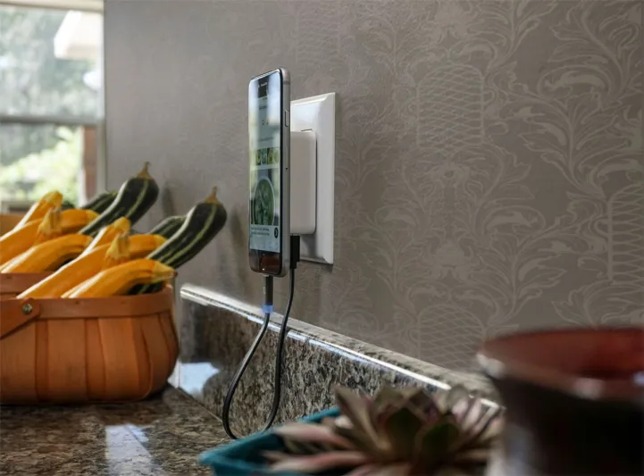 شاحن يريحك من الأسلاك المتشابكة 