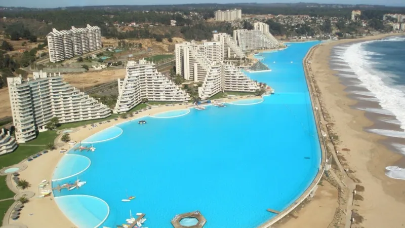 سان ألفونسو 250 مليون لتر ماء بجانب المحيط