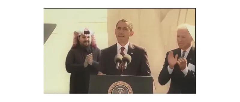 ماذا يفعل هذا الشاب السعودي خلف أوباما