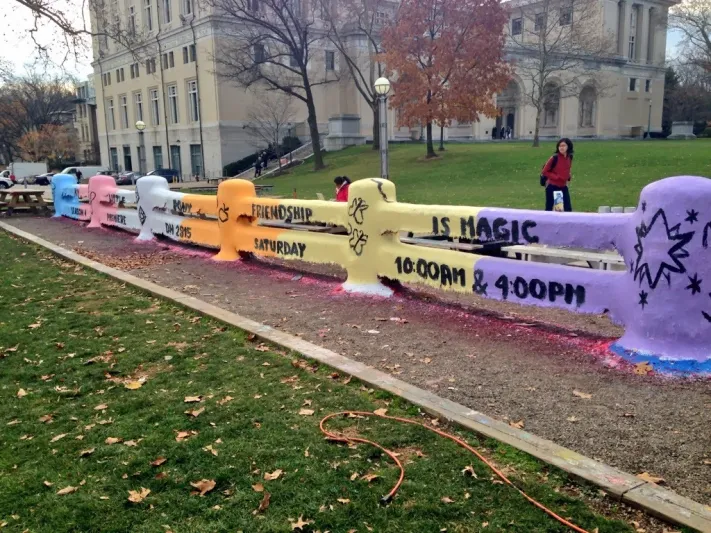 بيتسبرغ كارنيجي ميلون السياج الذي يحمل رسائل من سبعين عام 