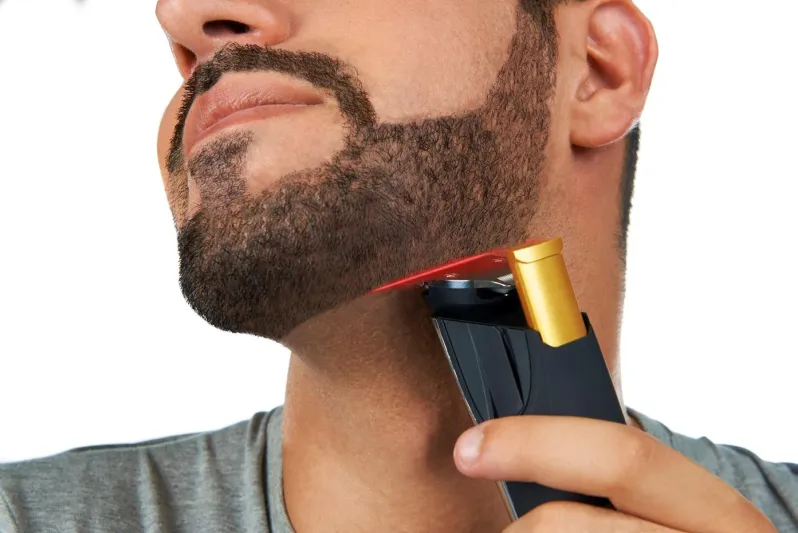 السعودية مدير أجبر موظفاً على حلق لحيته أمام زملائه فكان هذا عقابه