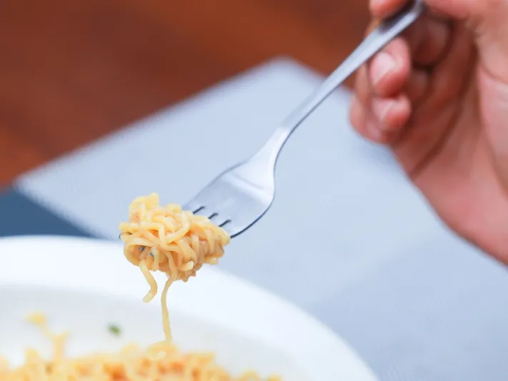 لماذا كان يعتبر استخدام شوكة الطعام في أوروبا قديماً وصمة عار