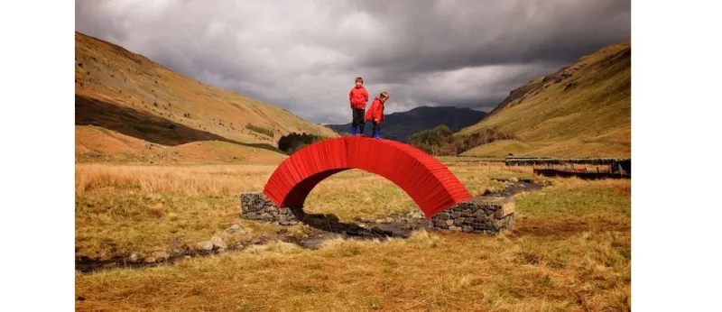 الجسر الورقي في بريطانيا سر بثقة ولا تخف