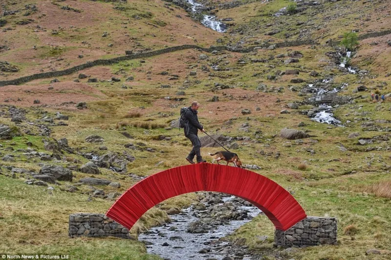 الجسر الورقي في بريطانيا سر بثقة ولا تخف