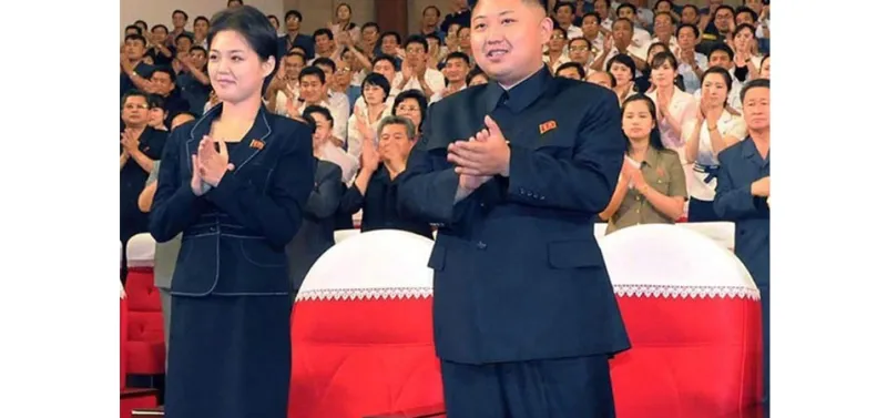 بالصورة زوجة زعيم كوريا الشمالية في أول ظهور علني