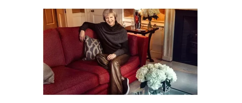 ما الغريب في صورة رئيسة وزراء بريطانيا تيريزا ماي