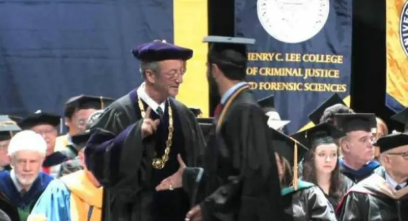 لماذا لم يصافح رئيس جامعة اميركية هذا الطالب الخليجي