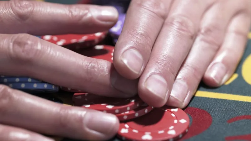 علامَ يدل الهلال الصغير على اظافرك