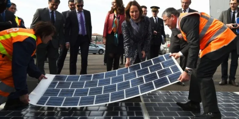 فرنسا تفتتح أول طريق بالطاقة الشمسية