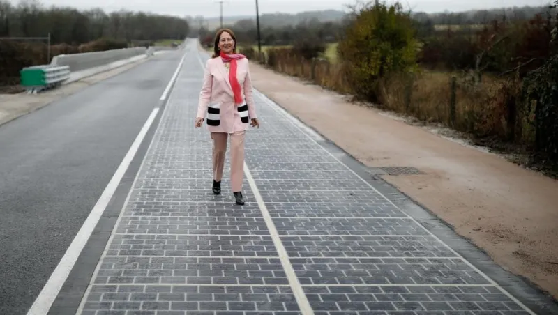 فرنسا تفتتح أول طريق بالطاقة الشمسية
