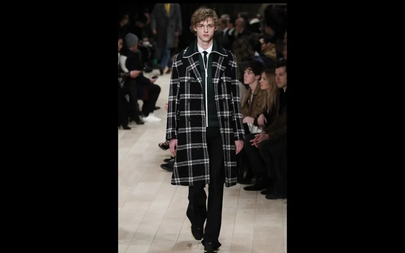 أناقة السبعينات تملي تصاميم الموسم